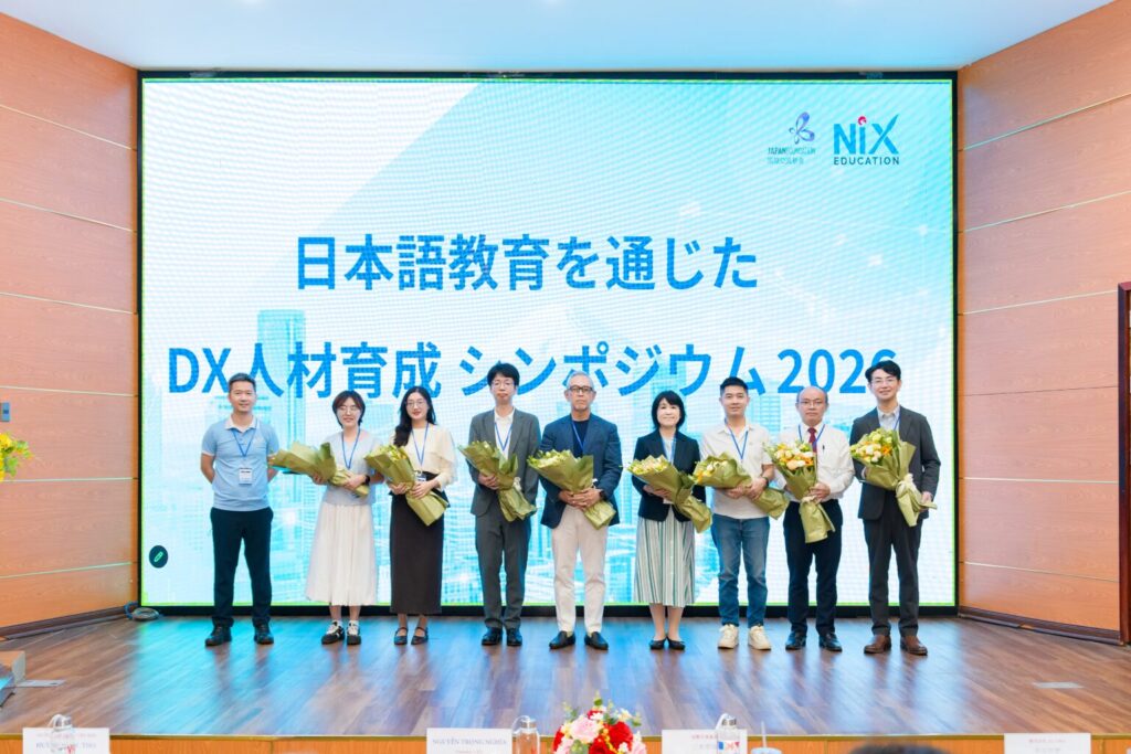 Ảnh kỷ niệm của các nhà tổ chức, các nhà tài trợ, diễn giả và thành viên hội thảo